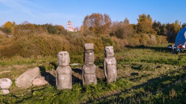 Paskalya Adaları 'ndaki gizemli moai heykelinin kopyası. Rapa Nui Adası 'ndan Eğri Moais' in maketleri.
