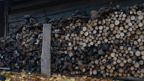 Fein Säuberlich Gestapelte Große Haufen Gehäckselter Brennholzstämme Die Der Alten — Stockfoto