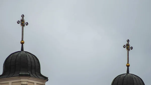 Куполи Католицького Собору Хрестами Задньому Плані Хмарного Неба Простір Тексту — стокове фото