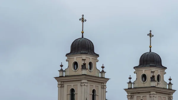 Las Cúpulas Catedral Católica Con Cruces Fondo Cielo Nublado Espacio — Foto de Stock