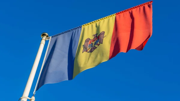 Великий Прапор Молдови Махає Вітром Класичному Синьому Тлі Неба Концепція — стокове фото