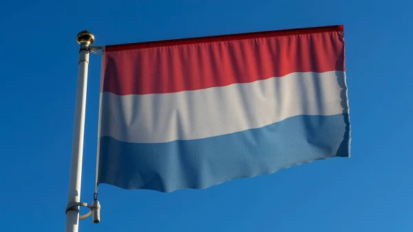 Государственный Флаг Люксембурга Флагштоке Перед Голубым Небом Солнечными Лучами Бликами — стоковое фото