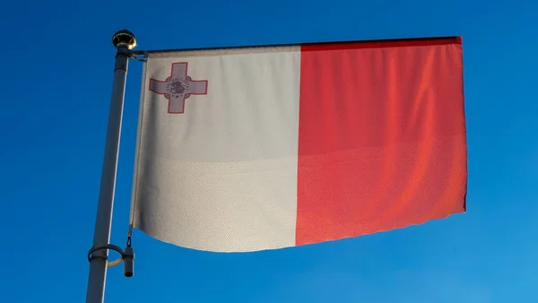 Bandeira Nacional República Malta Mastro Bandeira Frente Céu Azul Com — Fotografia de Stock