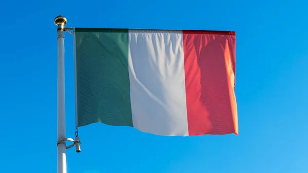 イタリアの国旗が青空の上に風になびく 外交概念 国際関係 テキストのスペース — ストック写真