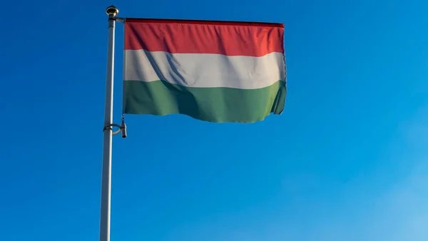 Flaga Narodowa Węgier Maszcie Flagowym Przed Błękitnym Niebem Promieniami Słońca — Zdjęcie stockowe