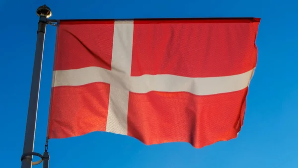 Flaga Danii Przeciwko Błękitnemu Niebu Promieniami Słońca Rozbłyskiem Soczewki Koncepcja — Zdjęcie stockowe