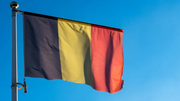 Nationale Vlag Van België Een Vlaggenmast Voor Blauwe Hemel Met — Stockfoto