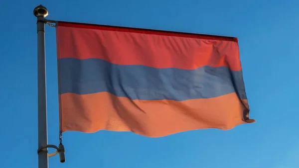 종류의 아르메니아 국기가 깃대에 바람을 맞으며 배경으로 흔들려 외교적 원문을 — 스톡 사진