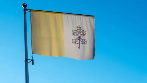 Bandeira Tecelagem País Cidade Vaticano Mastro Bandeira Frente Céu Azul — Fotografia de Stock