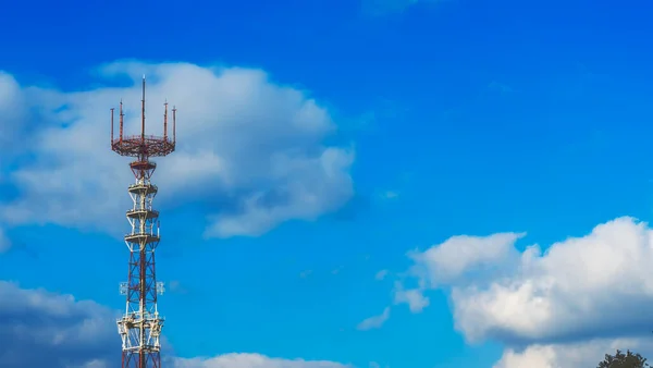 Uma Torre Fundo Céu Azul Com Nuvens História Tellecommunication Conceito — Fotografia de Stock