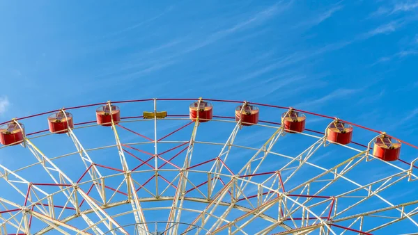 Ferris Wheel Cabins Karuzela Niebieskim Niebem Parku Rozrywki Koncepcja Wakacji — Zdjęcie stockowe