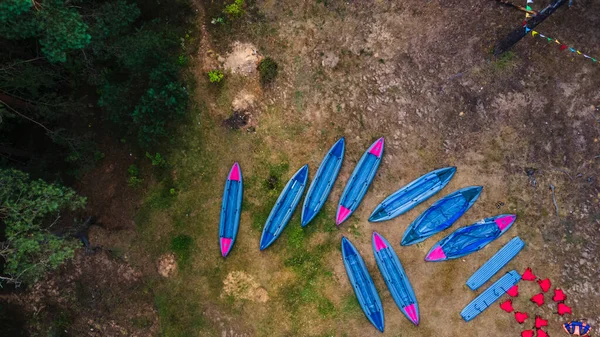 Kayaks Orilla Del Río Muelle Kayak Turístico Campamento Turístico Embarcadero — Foto de Stock