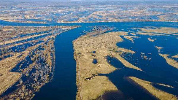 川の洪水の空中ビュー 美しい浸水草原 川が春に水でいっぱいのときに美しいプリピアット川の上を飛ぶ — ストック写真