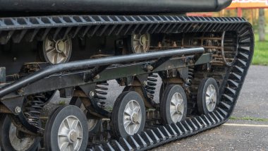 Küçük bir arazi aracının tekerlekleri ve izleri. Ülke çapındaki tüm arazi araçlarının izleri..