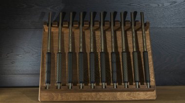 Şisha dükkanında satılık ahşap bir kutunun içindeki nargile için modern ağızlık seti. Koyu ahşap arka planda nargile parçaları. Nargile dükkanı reklamı için görüntü.