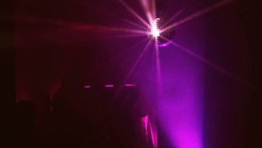 Disko topuyla parti atmosferi. Disko topundan yansıyan ışık demetleri.