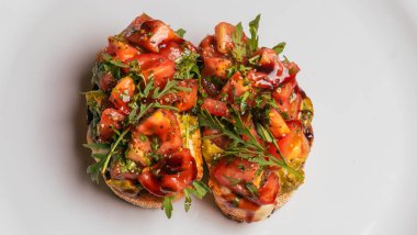 Beyaz arka planda mozzarella peyniri, pesto, domates ve fesleğen..