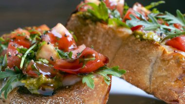 Beyaz arkaplanda domates ve mozzarella bruschetta 'nın yakın plan görüntüsü.