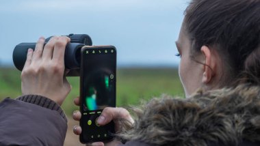 İnsanlar dürbünle sahadaki kuşlara ya da hayvanlara bakıyor. Doğada kuşları izleyerek zaman geçirmek. Vahşi yaşam konsepti.