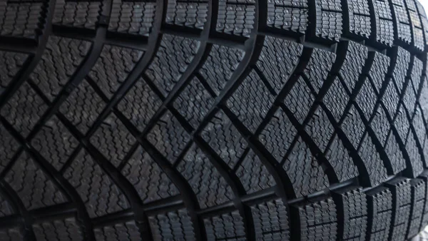 가게에 타이어의 자국의 사용되는 자동차 타이어 선택적 집중입니다 가게에서 타이어를 — 스톡 사진