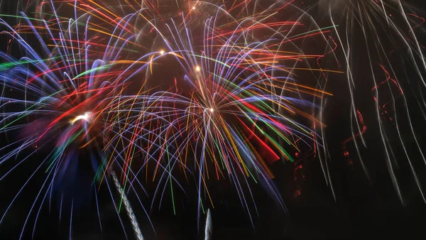 Langes Feuerwerk Vor Schwarzem Himmel Ein Feuerwerk Gegen Den Nachthimmel — Stockfoto