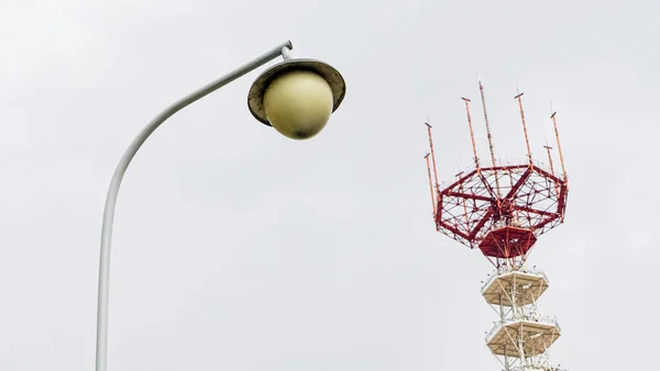 Πύργος Τηλεόρασης Λάμπα Του Δρόμου Στο Προσκήνιο Φανός Και Ψηλό — Φωτογραφία Αρχείου