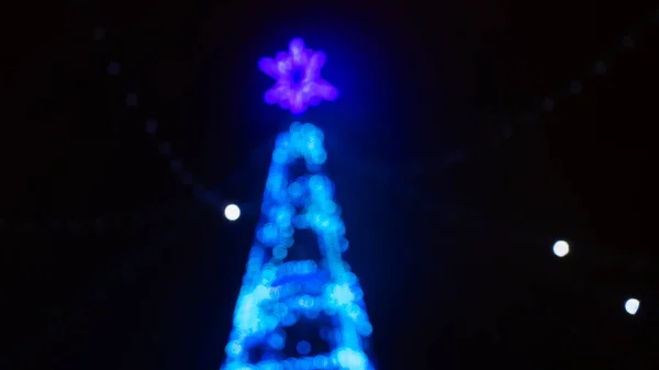 Świąteczne Tło Choinka Lśniącej Girlandzie Rozmyciu Szczęśliwego Nowego Roku — Zdjęcie stockowe