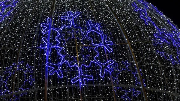 蓝色发光球 配以花环和雪花 圣诞花环盘绕在一个大钢制球框上 Led光背景 — 图库照片