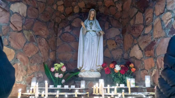 Vista Estatuilla Virgen María Una Vela Iglesia Encendida Concepto Religioso —  Fotos de Stock