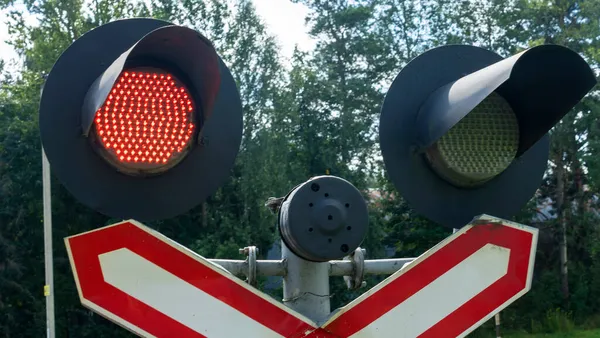 Дорожный Знак Пересечения Железной Дороги Двойным Светофором Сияющий Красный Указывающий — стоковое фото