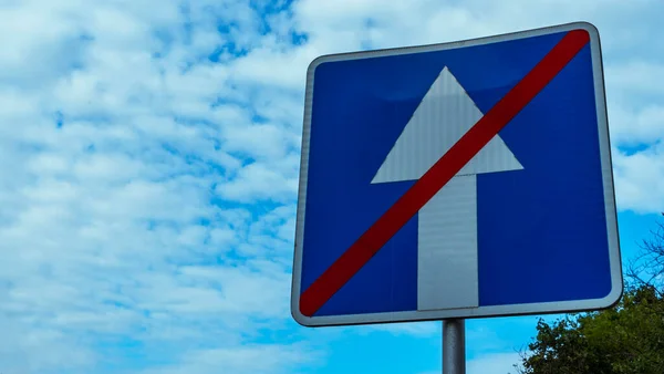 Синий Дорожный Знак Прекращает Одностороннее Движение Фоне Голубого Неба — стоковое фото