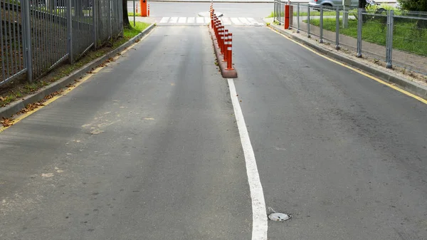公路上一排排红白相间的交通要道 在沥青路面上由具有反光颜料的塑料柱子构成的屏障 危险概念 划分对面车道的柱子 以确保交通安全 — 图库照片