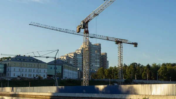 Vista Panorámica Del Sitio Construcción Centro Ciudad Con Par Grúas — Foto de Stock