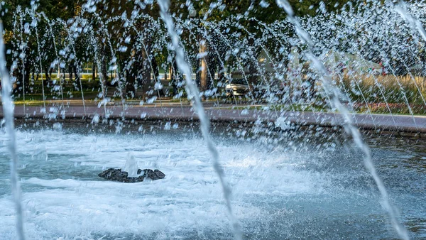 Spruzzando Acqua Nella Fontana Parco Urbano Pubblico Della Città Estiva — Foto Stock