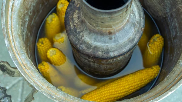 Gelber Mais Gekocht Einer Tradition Russischen Samowar Konzeptioneller Ansatz Beim — Stockfoto