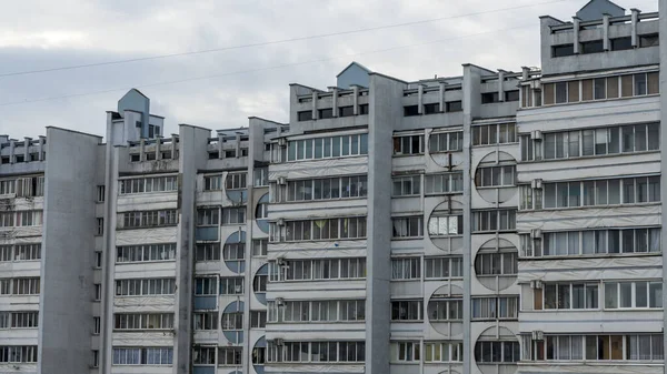 Vue Bas Immeuble Résidentiel Panneaux Plusieurs Étages Sur Fond Ciel — Photo