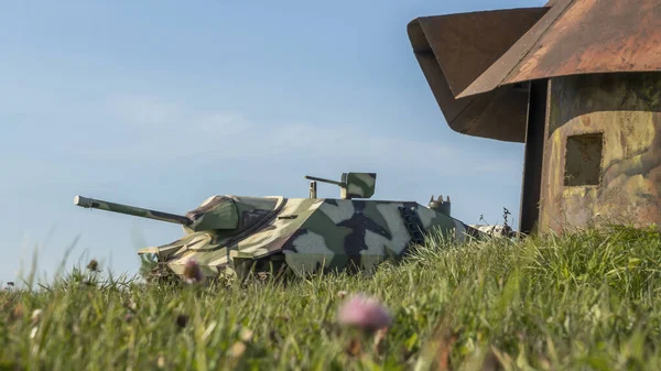 Eski Alman 2. Dünya Savaşı zırhlı tankı savaş meydanında hazırdı. İkinci Dünya Savaşı 'nın Alman tankı modeli..