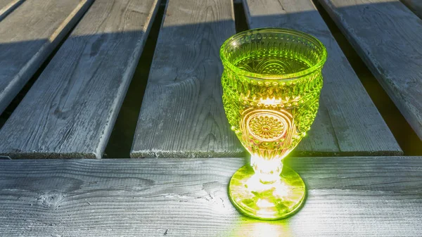 Beleuchtete Leere Gläser Aus Grünem Glas Einem Stiel Auf Einem — Stockfoto