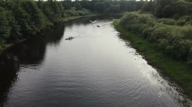 Nehir yatağı boyunca kano ve kano gezisi. Rafting. Bir teknenin izini sürüyorum. Turist gezisi.