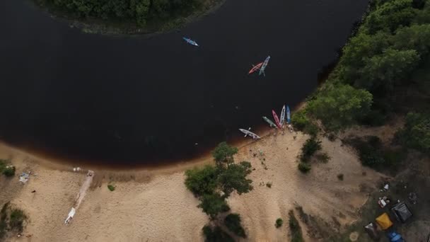 Kajaks Ufer Des Flusses Kajakanleger Für Touristen Touristenlager Bootsanlegestelle Auf — Stockvideo