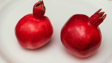 Porselen tabakta iki meyve sulu İspanyol nar. Sağlıklı yaşam kavramları.