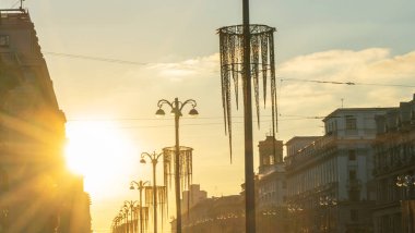 Şehrin tarihi merkezinde gün batımında binaların siluetlerini ve sokak ışıklarının panoramik görüntüsü. Kentsel kavramlar.