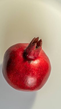 Sosyal ağlardaki blog yazarları için kırmızı taşın dikey görüntüsü. Sağlıklı yaşam tarzı ve düzgün beslenme. Beyaz arkaplan.