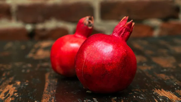 Table Lay Two Red Pomegranate Two Ripe Garnet Table Red — Stock Photo, Image