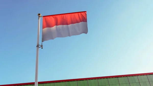 Monacká Národní Vlajka Vlajkovém Stožáru Před Modrou Oblohou Slunečními Paprsky — Stock fotografie
