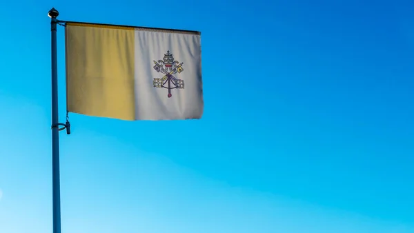 Bandeira Tecelagem País Cidade Vaticano Mastro Bandeira Frente Céu Azul — Fotografia de Stock