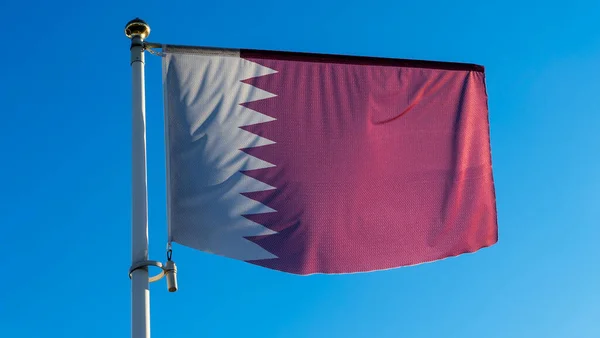 Vista Angolo Basso Della Bandiera Del Qatar Contro Cielo Blu — Foto Stock