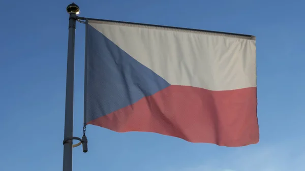 Mávání Barevnou Vlajkou České Republiky Modrém Pozadí Oblohy Národní Vlajka — Stock fotografie