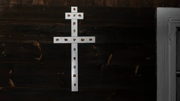 大きなキリスト教の十字架 神への信仰 キリスト教の象徴 崇拝の概念 教会での厳粛な典礼 — ストック写真