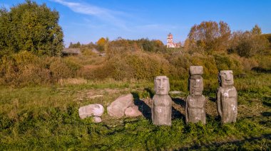 Paskalya Adaları 'ndaki gizemli moai heykelinin kopyası. Rapa Nui Adası 'ndan Eğri Moais' in maketleri.